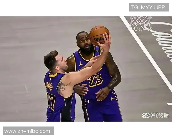 詹姆斯与湖人关系紧张球迷期待他在最后一季的归宿与传奇